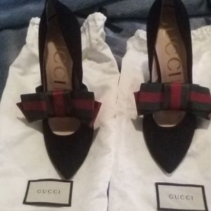 Suede Gucci pump with removable Web bow